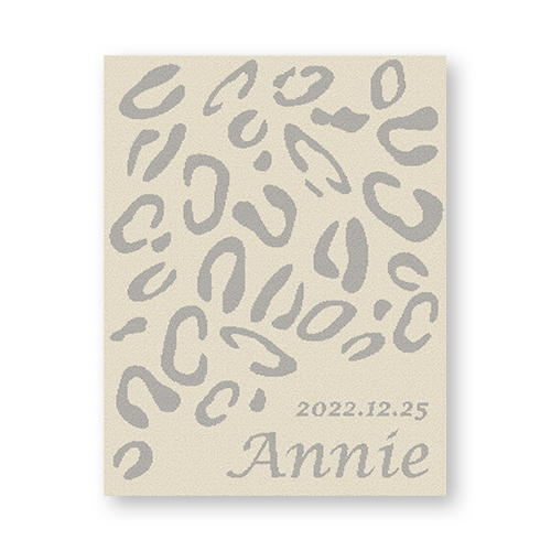 ※15日以内の発送※<br> <span>[レオパード]AnniversaryBlanket</span><br><p class=“material”>選べる素材</p><p class="material-item"> - コットン100% (軽くてやわらか)</p><p> - オーガニックコットン100% (上質な肌ざわり)</p> お名前と年月日を編み込めます。<br> ラッピング・メッセージカード無料。
