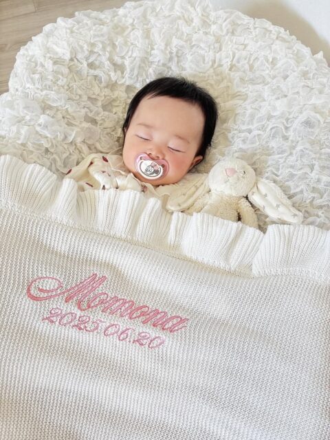.
今季の防寒対策に
@anniversaryblanket の
名前入りブランケットをget🧸ིྀ
めちゃくちゃ可愛くておすすめ🤍´-
ブランケットの色や
刺繍の色、フォントを選べて
世界に一つだけのブランケットがつくれるよ🥹✨
ももちゃんは刺繍のコットンブランケット(フリル)に
名前と誕生日を入れたよ♡
オーガニックコットン100%で
チクチクしないのも嬉しい🧶
チャイルドシートやベビーカーにも
ぴったりなサイズ感で🙆🏻♀️ ̖́-
出産祝いにもおすすめ👶🏻ྀི
🌷@_cocomimama_様🌷
素敵な投稿お写真ありがとうございます😊🥳🎵
リポさせていただきます🤲😊
☆刺繍のフリルブランケット(名前+年月日)☆
カラー : ホワイト
刺繍(お名前部分) : 11 ピンク
素材にも品質にも拘ってひとつひとつ心を込めてお作りしています🤲
これからも長くご愛用いただければ幸いです😆 💕