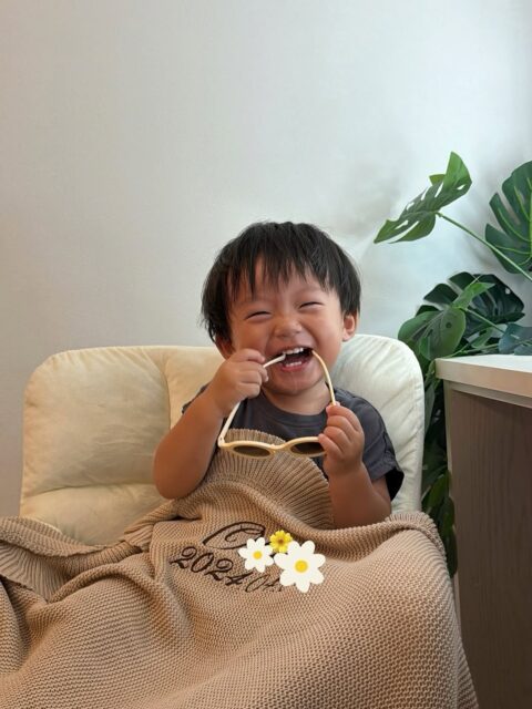 
肌寒くなってきたので
お家&お出かけのどちらにも使える
かわいいブランケット探していたのだけど、、、
ついに運命の一点に出会えた〜🧸🪽
ぽーちんの名前と生年月日入りで、
世界にひとつだけのブランケット!🤍
そしてふわふわすぎて、
届いた瞬間から私もぽーちんもお気に入り☁️
お昼寝のときもベビーカーのときも、
これから沢山お世話になります🥺🎀
寒くなるこれからの季節
これでぬくぬく安心〜🧺💭
やった〜😌🪽
ギフトにもピッタリだなと思った🥹💞💞
@anniversaryblanket
#AnniversaryBlanket
#AnniversaryBlanket_ism
#アニバーサリーブランケット
#名入れブランケット
#お名前入りブランケット
#出産祝い
#ママとベビーの冬支度
#ママのおすすめアイテム
#子どもとの暮らし
🌷@159.8cm________様🌷
素敵な投稿お写真ありがとうございます😊🥳🎵
リポさせていただきます🤲😊
☆刺繍のフリルブランケット(名前+年月日)☆
カラー : ライトキャメル
刺繍(お名前部分) : 15 ブラウン
素材にも品質にも拘ってひとつひとつ心を込めてお作りしています🤲
これからも長くご愛用いただければ幸いです😆 💕