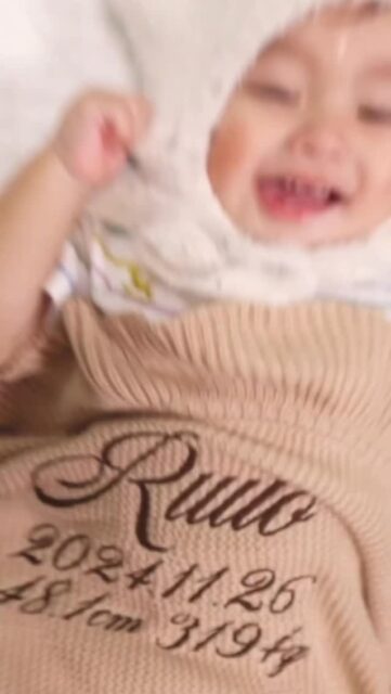 ⁡
るいちゃんぐま🧸🩷10ヶ月に突入👶💐るいちゃんが産まれたときの体重と身長、お名前をAnniversaryBlanketにいれてもらって今季の防寒対策準備開始〜🙋‍♀️✨少しずつ過ごしやすい気温になってきたねっ٩꒰｡•◡•｡꒱۶🌼
⁡
るいちゃん立った状態で一歩でるようになったの🥹👏💕
離乳食も良く食べるし
ミルク🍼も朝晩だけになって
スクスク成長中〜😭🌈🫧
⁡
変わらず人見知りは全く無く成長中で助かってるよ〜😂🧡‼︎
⁡
保育園もはじまってもうすぐ半年🌱
先生たちにも毎日にこにこで
お迎えへ行ったら両足ぴょんぴょんして
抱っこされてままのところに
やってきてるよ୧(`•ω•´)୨⚑
⁡
これからの成長もたのしみだ〜👶❇️
⁡
･*:.｡ ｡.:*･ﾟ✽.｡.:*・ﾟ ✽.｡.:*・ﾟ ✽.｡.:*・ﾟ 
ブランケット💝🐰
@anniversaryblanket 生地もしっかりしていて
デザインやカラーも豊富で
好きな文字も入れれるのでギフトにおすすめだよ〜♡
⁡
#AnniversaryBlanket#AnniversaryBlanket_ism#アニバーサリーブランケット#名入れブランケット#お名前入りブランケット#出産祝い#PR
⁡
🌷@hima_aki_love様🌷
素敵な投稿お写真ありがとうございます😊🥳🎵
リポさせていただきます🤲😊
⁡
☆刺繍のフリルブランケット（名前+年月日+α）☆
カラー : ライトキャメル
刺繍(お名前部分) : 15　ブラウン
⁡
素材にも品質にも拘ってひとつひとつ心を込めてお作りしています🤲
これからも長くご愛用いただければ幸いです😆 💕