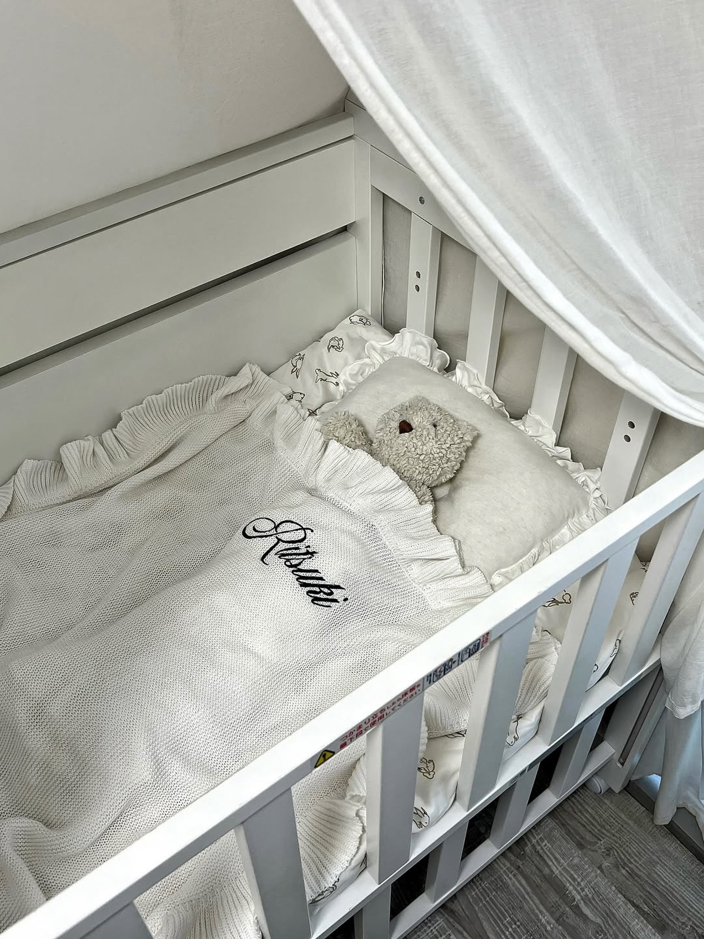 
⌇ 🏛🦢
お気に入りのベビーベッドは使わなくなってからもずっと
𝑘𝑖𝑑𝑠 𝑟𝑜𝑜𝑚 のインテリアとして置いてる𓂃🧸🤍
⑅
#pr #anniversaryblanket #anniversaryblanket_ism
#アニバーサリーブランケット #名入れブランケット
#お名前入りブランケット #出産祝いにオススメ #出産祝い #ベビールームインテリア #キッズルームインテリア
#ベビーベッド #ディモア #10mois
🌷@sa.yaaa___様🌷
素敵な投稿お写真ありがとうございます😊🥳🎵
リポさせていただきます🤲😊
☆刺繍のフリルブランケット(名前)☆
カラー : ホワイト
刺繍(お名前部分) : 1 ネイビー
素材にも品質にも拘ってひとつひとつ心を込めてお作りしています🤲
これからも長くご愛用いただければ幸いです😆 💕