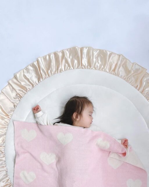 ⁡
可愛い名入りブランケット
@anniversaryblanket
⁡
先日届いたので早速使い始めました𖧷
⁡
本人もすでにお気に入りのようで
別のを渡すとこれを探しに行ってしまいます𓅸
⁡
デザインは
ピンクの生地にベージュの文字を選びました♡
⁡
生地はオーガニックニットコットン100%で
ベビーの肌に優しく
⁡
通年使える上質なニット生地♡
ハリがあってしっかりしていて嬉しい𓂂 𓏸
⁡
デザインやカラーを選択できて
名前や生年月日などが入れられるから
⁡
本当に一生の思い出になりそうだし
出産祝いや記念ギフトにぴったり𓅯
⁡
おすすめなので
是非チェックしてみて下さいね𓍯
⁡
⁡
#PR
#AnniversaryBlanket
#AnniversaryBlanket_ism
#アニバーサリーブランケット
#名入れブランケット
お名前入りブランケット
出産祝い
⁡
🌷@maisahara_times様🌷
素敵な投稿お写真ありがとうございます😊🥳🎵
リポさせていただきます🤲😊
⁡
☆[らぶらぶ]AnniversaryBlanket（名前+年月日）☆
ベース色(c) : ピンク
アクセント色（名前の文字の色）(w) : アイボリー
フォント : Brush Script(ブラッシュスクリプト)
⁡
素材にも品質にも拘ってひとつひとつ心を込めてお作りしています🤲
これからも長くご愛用いただければ幸いです😆 💕