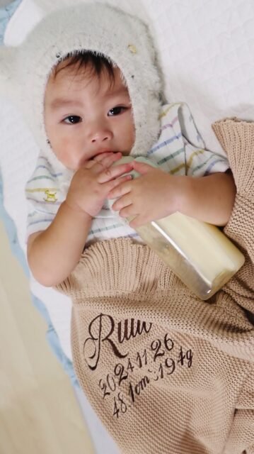 \ これからの季節に大活躍なブランケット /
家で過ごしていてなにか1枚かけたい時、このブランケットが活躍します!
かわいいフリルが特徴的なデザイン。
名前や生まれた日、時間を入れることができるので
唯一無二のブランケットになるのが嬉しいポイント✨