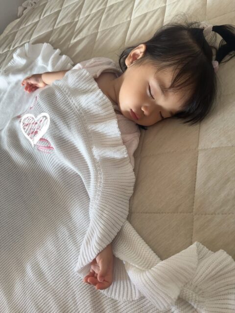 
世界に一つだけのブランケット
AnniversaryBlanketをGet〜♡
フリルが可愛いすぎる…💕
軽くて触り心地も気持ちいいからこのブランケットをかけてあげると普段よりぐっすり寝てくれる🙂↕️
オーガニックコットン100%だから
夏は通気性・吸湿性に優れるから涼しいし
冬は保温性があって温かいからオールシーズン快適で
一石二鳥🌼
オーダーメイドで作ってくれる特別なものだから
出産祝いにあげたら喜ばれる事間違いなし♡
#AnniversaryBlanket
#AnniversaryBlanket_ism
#アニバーサリーブランケット
#名入れブランケット
#お名前入りブランケット
出産祝い
オーガニックコットン
コットン100
🌷@asu0928asu様🌷
素敵な投稿お写真ありがとうございます😊🥳🎵
リポさせていただきます🤲😊
☆刺繍のフリルブランケット(名前)☆
カラー : ホワイト
刺繍(お名前部分) : 11 ピンク
素材にも品質にも拘ってひとつひとつ心を込めてお作りしています🤲
これからも長くご愛用いただければ幸いです😆 💕