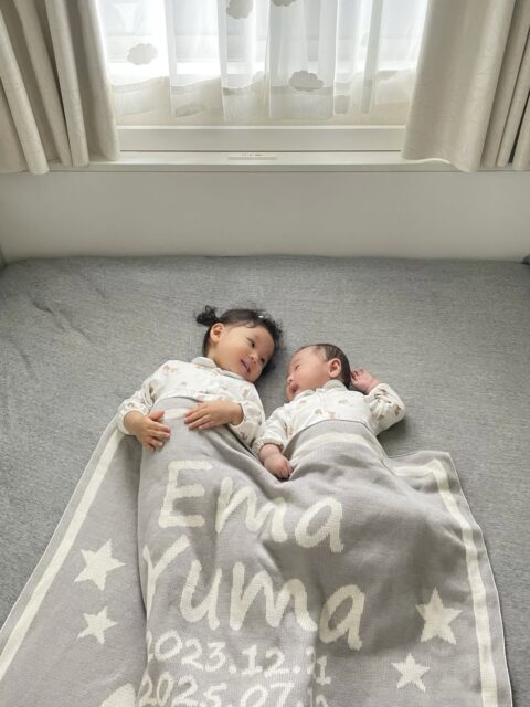 ⠀
ベッドでわちゃわちゃからのお昼寝😴
お揃いの部屋着もかわいぃ♡
⁡
@anniversaryblanket 
2人で使える大きなAnniversaryBlanketで今季の防寒対策❄️
⠀
⠀
自分で名前を入れたりデザインや色を決めて
オリジナルが作れるブランケット！！
寝室に合わせてグレーで統一させてつくったら
とてもかわいいのができた🩶
⠀
出産祝いにもよさそう🥳
⠀
⠀
⠀
#PR 
#anniversaryblanket 
#anniversaryblanket_ism 
#アニバーサリーブランケット 
#名入れブランケット
お名前入りブランケット
出産祝い 
年子 年子姉弟
すやピケ
⁡
🌷@yui_yuipan様🌷
素敵な投稿お写真ありがとうございます😊🥳🎵
リポさせていただきます🤲😊
⁡
☆ [木馬]AnniversaryBlanket（名前+年月日+α）☆
ベース色(c) : ミディアムグレー
アクセント色（名前の文字の色）(w) : アイボリー
フォント : Segoe Print（カジュアル）
⁡
素材にも品質にも拘ってひとつひとつ心を込めてお作りしています🤲
これからも長くご愛用いただければ幸いです😆 💕